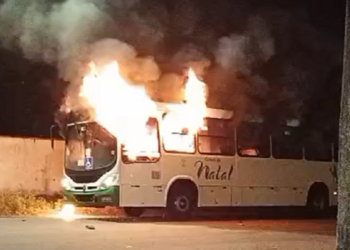 Dois ônibus são incendiados em noite de ataques na Zona Oeste de Natal