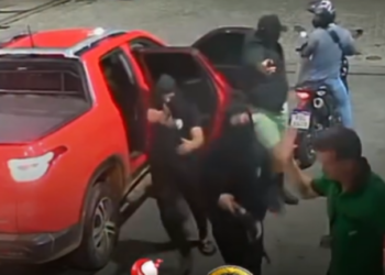 [VÍDEO] Criminosos armados rendem frentista e assaltam posto de combustível na BR-304, em Angicos