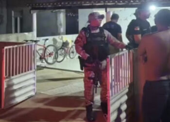 Suspeito morre e casal fica ferido após ataque a tiros dentro de casa na zona rural de Caraúbas, RN