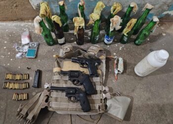 Polícia encontra armas, drogas e 14 coquetéis molotov em pousada de Grossos