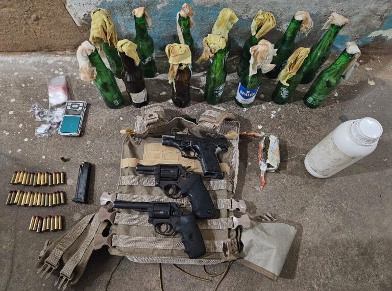 Polícia encontra armas, drogas e 14 coquetéis molotov em pousada de Grossos