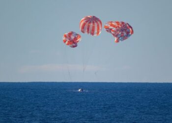 Astronautas da Artemis II retornam à Terra após missão lunar de 10 dias e estão bem