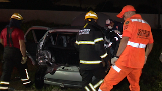 Colisão entre três veículos deixa duas pessoas presas às ferragens no Oeste do RN