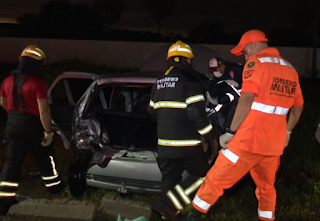 Colisão entre três veículos deixa duas pessoas presas às ferragens no Oeste do RN
