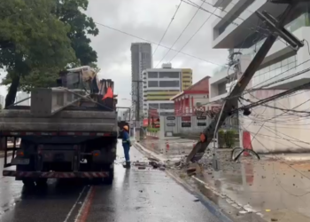 [VÍDEO] Carro atinge poste e deixa 1.886 imóveis sem energia na zona Leste de Natal
