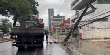 [VÍDEO] Carro atinge poste e deixa 1.886 imóveis sem energia na zona Leste de Natal