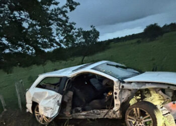 Mulher morre após colisão de carro com poste em Canguaretama