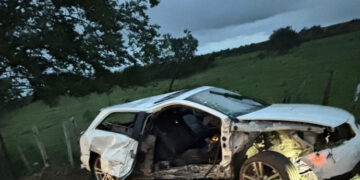 Mulher morre após colisão de carro com poste em Canguaretama