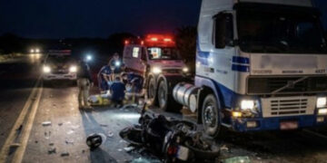 Homem morre em colisão frontal entre moto e caminhão trator na BR 304 no Oeste do RN