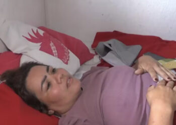 Mulher que caiu de passarela na Grande Natal sofreu fraturas na coluna e bacia e vai ficar três meses acamada