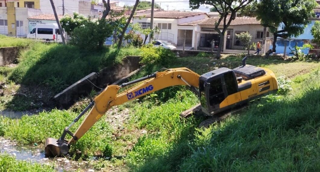 Lagoas de Cidade da Esperança, Planalto e Integração recebem serviço de limpeza da Prefeitura de Natal
