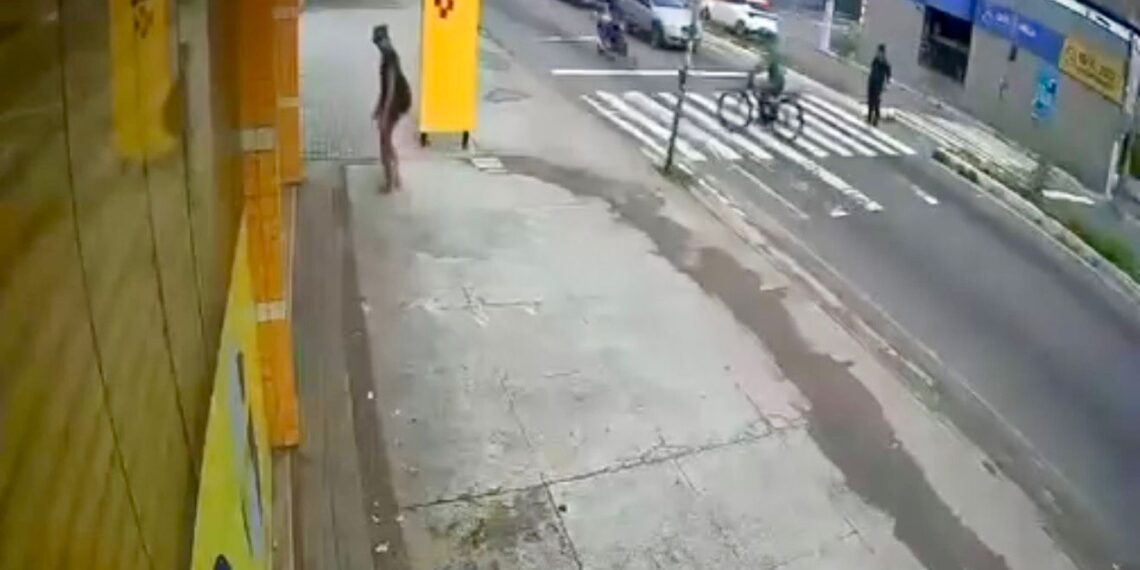 [Vídeo] Motociclista não para e atinge ciclista em faixa de pedestre na Zona Norte de Natal