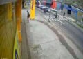 [Vídeo] Motociclista não para e atinge ciclista em faixa de pedestre na Zona Norte de Natal