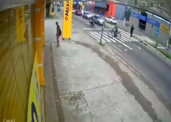 [Vídeo] Motociclista não para e atinge ciclista em faixa de pedestre na Zona Norte de Natal
