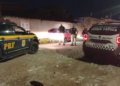 PRF recupera carro roubado com munições na BR-304 em Mossoró; motorista foge