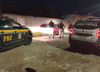 PRF recupera carro roubado com munições na BR-304 em Mossoró; motorista foge