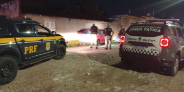 PRF recupera carro roubado com munições na BR-304 em Mossoró; motorista foge