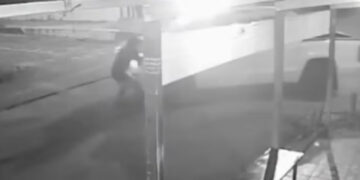 VÍDEO: Homem em situação de rua é atropelado por caminhonete em Natal