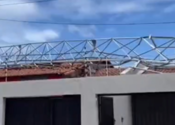 [VÍDEO] Torre de telecomunicações cai sobre casas em Extremoz e interdita imóveis