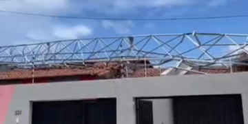 [VÍDEO] Torre de telecomunicações cai sobre casas em Extremoz e interdita imóveis