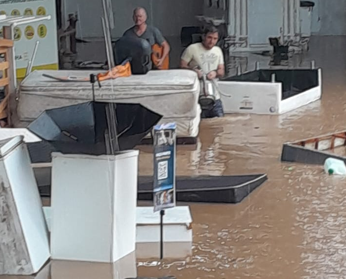 Bazar da ONG ReforAMAR é destruído por alagamento causado pelas chuvas