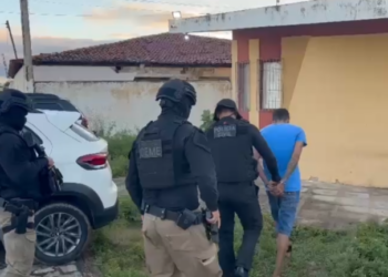 [VÍDEO] Operação da Polícia Civil cumpre 70 mandados contra facções criminosas no RN