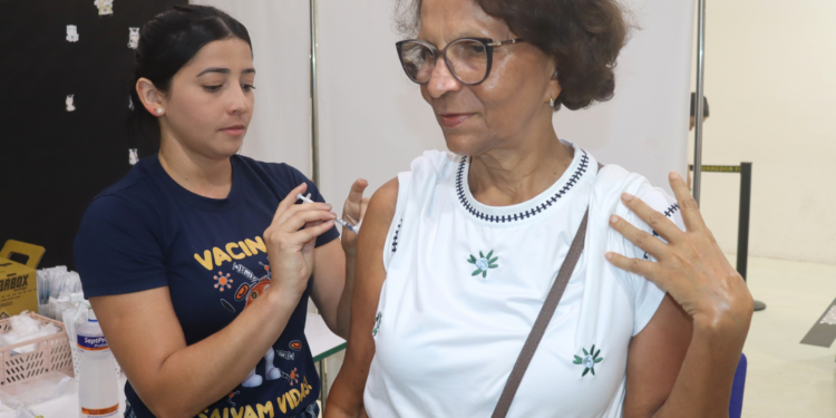 Ponto extra de vacinação do Shopping Midway Mall volta a funcionar em novo local na segunda (4)