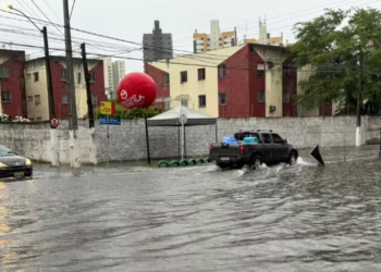 Chuva causa alagamentos e deixa avenidas de Parnamirim intransitáveis; veja pontos