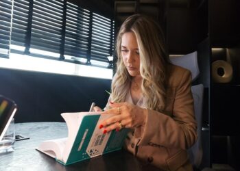 Servidores públicos com autismo têm proteção legal ampla no Brasil, mas ainda enfrentam discriminação silenciosa na carreira