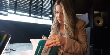 Servidores públicos com autismo têm proteção legal ampla no Brasil, mas ainda enfrentam discriminação silenciosa na carreira