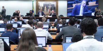 CCJ da Câmara dá aval à proposta que acaba com a escala 6×1