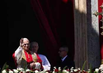 Papa Leão XIV manda mensagem em português em missa de Páscoa no Vaticano