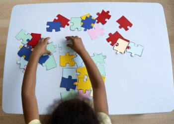 Abril Azul: no mês de conscientização sobre o Autismo, entenda o transtorno e a importância do diagnóstico precoce