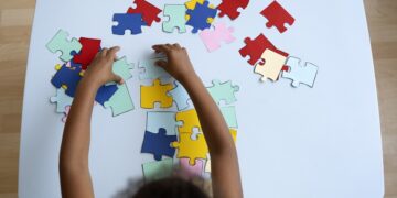 Abril Azul: no mês de conscientização sobre o Autismo, entenda o transtorno e a importância do diagnóstico precoce