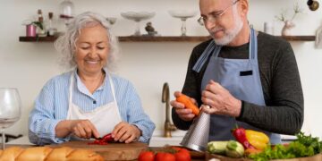 Estudo associa hábito de cozinhar a menor risco de demência entre idosos