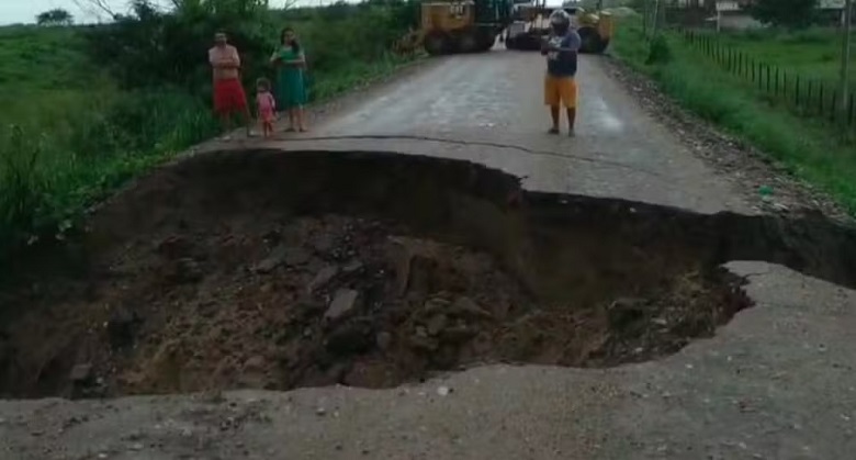 Cratera se abre e interdita a rodovia RN-120 entre Santo Antônio e Nova Cruz
