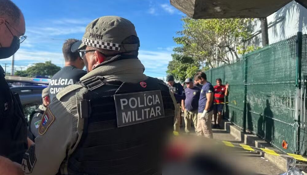 Homem é encontrado morto com ferimento na cabeça em parada de ônibus na Zona Sul de Natal