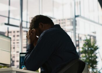NR-1 passa a valer nesta terça (26) com novas exigências sobre saúde mental no trabalho