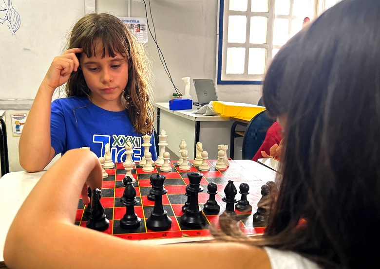 Escola aposta em aulas de xadrez para estimular concentração entre alunos