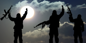 Crime organizado ou terrorismo? Especialista explica os limites da lei brasileira e o debate sobre o enquadramento de facções