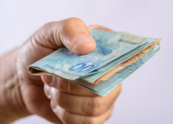 Receita paga hoje (29) R$ 16 bilhões e movimenta consumo em todo o país