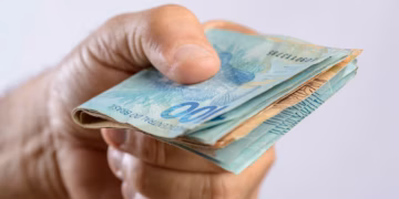 Receita paga hoje (29) R$ 16 bilhões e movimenta consumo em todo o país