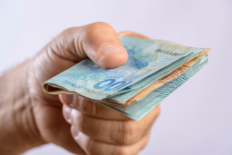 Receita paga hoje (29) R$ 16 bilhões e movimenta consumo em todo o país