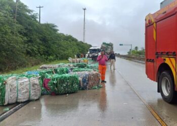 Acidente com caminhões deixa ferido e interdita parcialmente BR-304 em Macaíba
