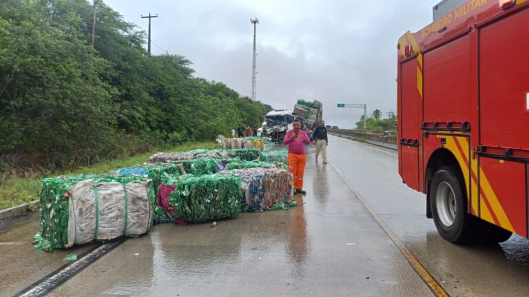 Acidente com caminhões deixa ferido e interdita parcialmente BR-304 em Macaíba