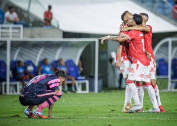 América goleia Laguna, segue na 2ª posição e encosta no rival
