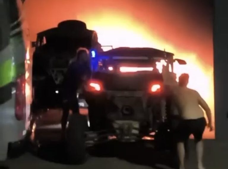 Incêndio destrói oito veículos em garagem de Parnamirim, na Grande Natal
