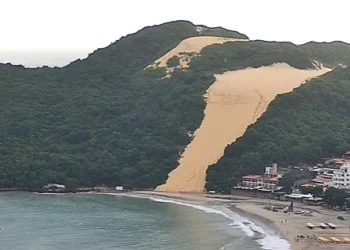 Morro do Careca amanhece com sigla de facção criminosa escrita na areia
