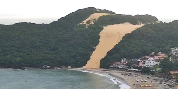 Morro do Careca amanhece com sigla de facção criminosa escrita na areia