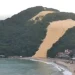 Morro do Careca amanhece com sigla de facção criminosa escrita na areia